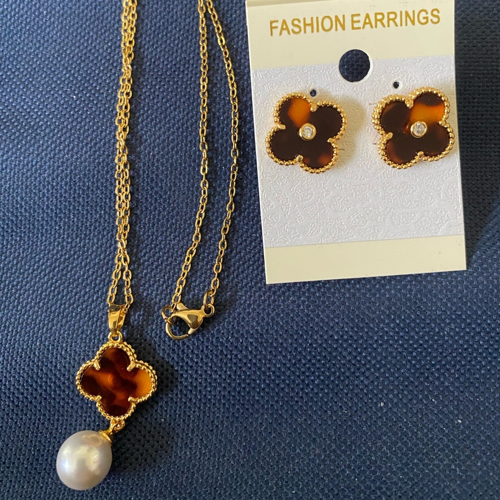 set of necklace & earrings NWOT